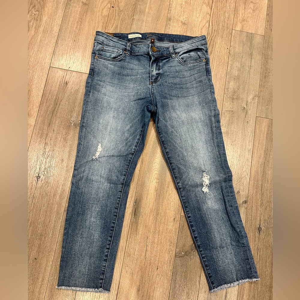 Kut from the Kloth Distressed Crop Straight Leg w/ stretch- size 8